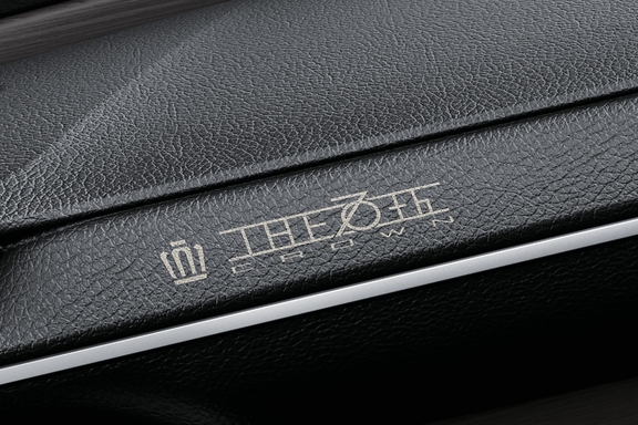 70th anniversary 特別装備●専用レーザー加飾（THE 70th ロゴ入り／インストルメントパネル）